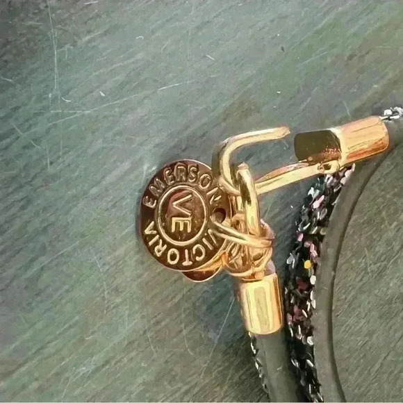 Victoria Emerson Bracelet in Black sparkle leather with charm heart and logo. - Picture 2 of 4